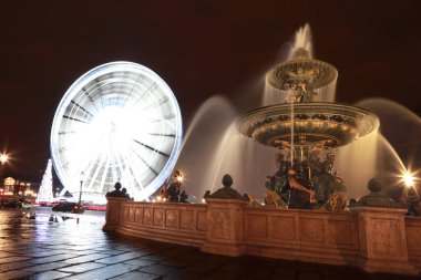 Fontaine des Mers, Noel ağacı ve Paris 'teki Place de la Concorde' da dönme dolap..