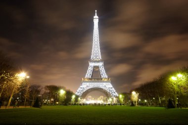 PARIS - 29 Aralık 2009 'da Paris, Fransa' da Şanzelize Kulesi 'nin manzarası gece aydınlandı. Adını yaratıcısı Gustave Eiffel 'den almıştır..