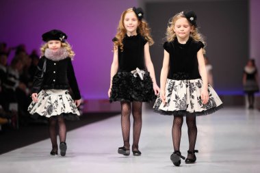 MOSCOW - 22 Şubat 2011 'de Moskova, Rusya' da Snowimage 'den podyumda giyilen üç kız. Collection Premiere Moscow - Doğu Avrupa için uluslararası moda fuarı