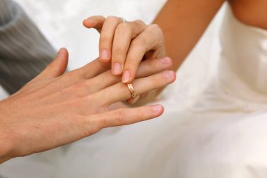 gelin düğün damat altın yüzük takıyor. ellerinde çerçeve