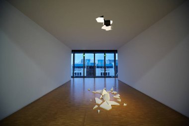 Kırık tavan. Pompidou Merkezi 'nde sanat kompozisyonu.