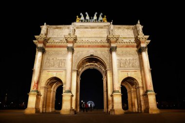 Paris 'teki Atlıkarınca Meydanı' nda Zafer Takı.