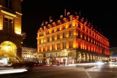 Rue de Rohan ve Rue de Rivoli kavşağı, 01 Ocak 2010, Paris, Fransa. Rivolu Caddesi, Seine nehrine paralel gider ve Place de la Concorde ile Place de la Bastille 'i birbirine bağlar..