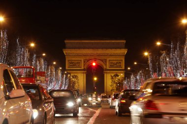 PARIS - 1 Ocak 2010 gecesi Champs Elysees Bulvarı ve Triumph Kemeri, Paris, Fransa. Bir taraftan Champs des Elysees Bulvarı diğer taraftan Concorde Meydanı ile çevrilidir..