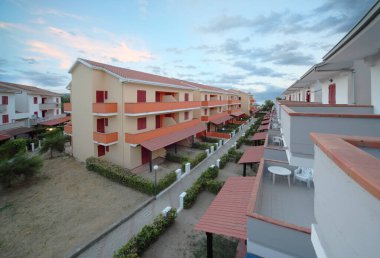 Sahildeki tatil köyü manzarası. özel balkonları olan turuncu katlı villalar.