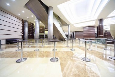 MOSCOW - 19 Aralık 2010 'da Moskova, Rusya' daki CROCUS SITI Salonu 'nda dinlenme alanında çok yuvarlak kahve masaları. Salonun iç kısmı Alman müteahhitler tarafından yapılıyor. Konser mekanlarında uzmanlaşmışlar..