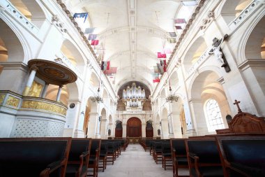 Organ St. Louis Katedrali 'nde (Saint-Louis-des-Invalides Katedrali), Fransa' nın başkenti Paris 'te Napolyon' a gömülmüştür.
