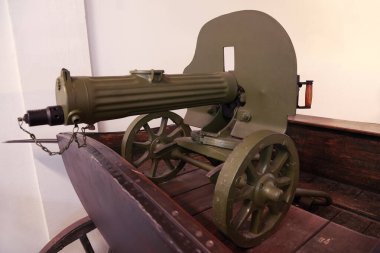 Eski Sovyet yeşil silahı ahşap arabada duruyor, 2. Dünya Savaşı 'ndan beri silahlar.