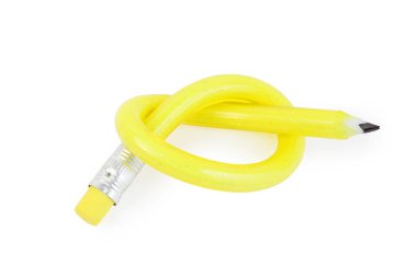 Beyaz arka planda pulları olan esnek sarı kalem, kalem düğümlü.