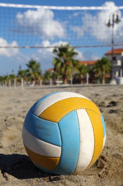 Voleybol ağı, plajda voleybol ve palmiye ağaçları. topa odaklan
