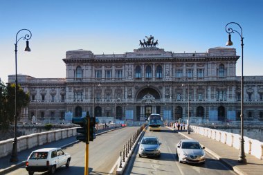Corte Suprema di Cassazione, Roma, İtalya 'da köprü üzerinde arabalar ve otobüsler