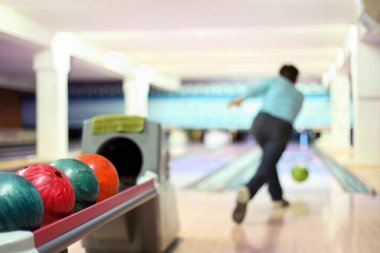 Kulüpte bowling topu atan adam.
