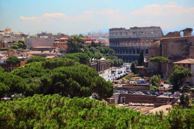 Renkli panoramik manzara Roma, Kolezyum, Katolik kiliseleri ve sokaklar ve evler, İtalya 