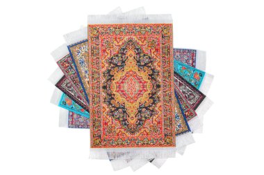 Beyaz arka planda spiral üzerine altı dikdörtgen varisli halı serili.