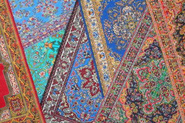 Yedi varisli halı birbirinin üzerine sıralanmış.