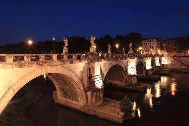 Geceleri Sant 'Angelo Köprüsü, güzel eski heykeller ve fenerler
