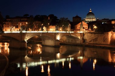 Ponte Vittorio Emanuele 2. Roma, İtalya 'da gece. Güzel eski heykeller ve fenerler