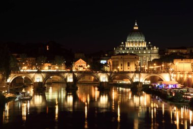 Sant 'Angelo Köprüsü ve Aziz Peter Bazilikası gece Roma, İtalya' da