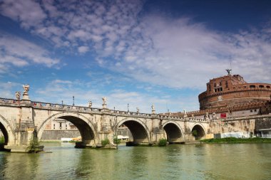  Sant' Angelo Castel ve Sant' Angelo Köprüsü yaz, Roma, İtalya