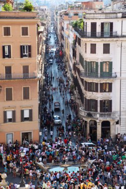 ROME - 4 Ağustos 2010 'da Vatikan, Roma, İtalya' da Piazza di Spagna 'daki insanlar. 