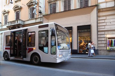 Küçük otobüs Roma, İtalya sokaklarına, eski güzel evlere gidiyor.