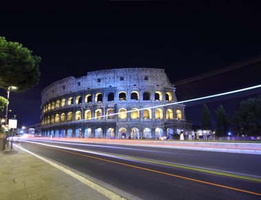 Roma, İtalya 'da yaz gecesi eski taş duvar kenarındaki yolda.