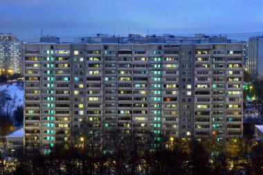 Gece geç saatlerde yüksek mertebeden gelen oturma düzeni.