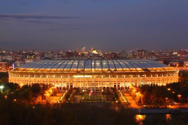 Akşamları Luzhniki Stadyumu, Vorobyovy Hills 'ten Moskova panoraması
