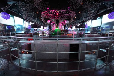 Kulüpte DJ 'ler, gece kulübünde barın olağanüstü lüks iç mekanı.