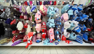 Büyük giyim mağazasında bir sürü renkli kep, atkı ve eldiven var.