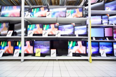 Büyük dükkandaki raflarda büyük çapraz duruşu olan plazma televizyonları; geniş menzil