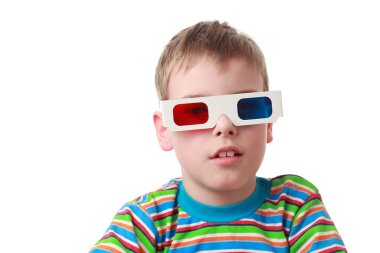 Çizgili gömlek ve anaglyph gözlüklü küçük çocuk, kırmızı ve mavi