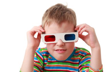 Çizgili gömlek ve anaglyph gözlüklü küçük konsantre çocuk, kırmızı ve mavi.