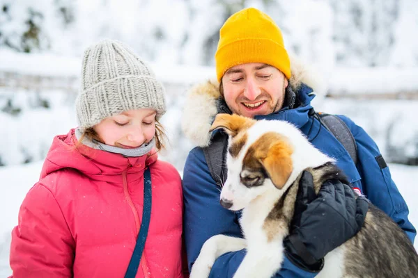 핀란드 라플란드에서 날씨에 야외에서 허스키 강아지와 껴안고 초반의 귀여운 아버지의 — 스톡 사진