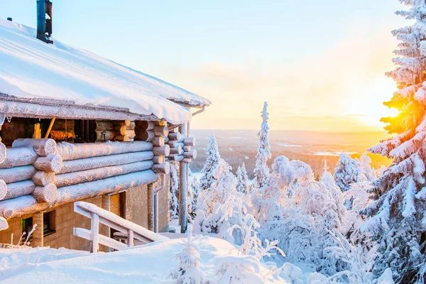 Prachtig Winterlandschap Met Houten Hut Besneeuwde Bomen Bij Zonsondergang Lapland — Stockfoto