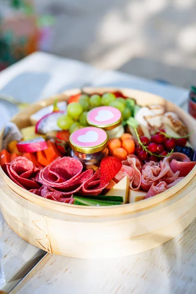 Luxury Picnic Basket Cheese Cold Meat Nuts Berries — 图库照片