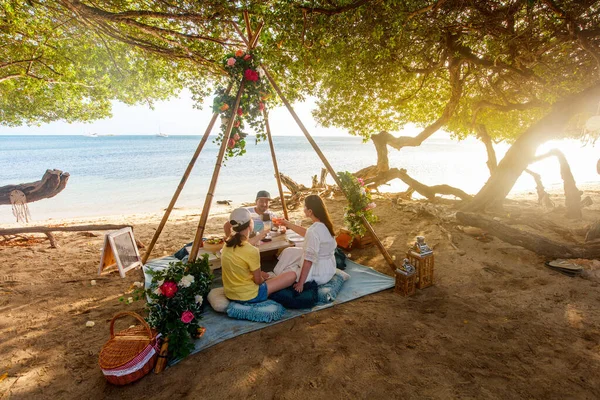 Family Luxury Picnic Beautiful White Sand Beach Sunset — Stock Photo, Image