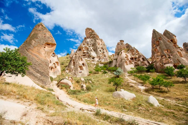 在土耳其卡帕多西亚的Uchisar城堡附近 小女孩用岩石和仙女烟囱探索山谷 — 图库照片