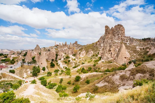 土耳其卡帕多西亚Uchisar城堡附近岩石形成和仙女烟囱的壮观景观 — 图库照片