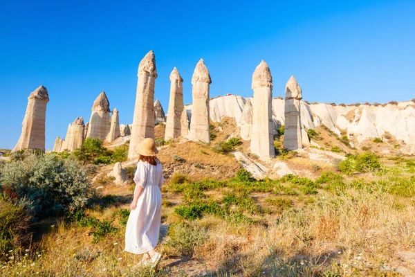 Young Woman Walking Love Valley Cappadocia Turkey Rock Formations Fairy — Stock Photo, Image