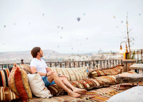Young Man Relaxing Terrace Amazing Morning View Hot Air Balloons — Stock Photo, Image