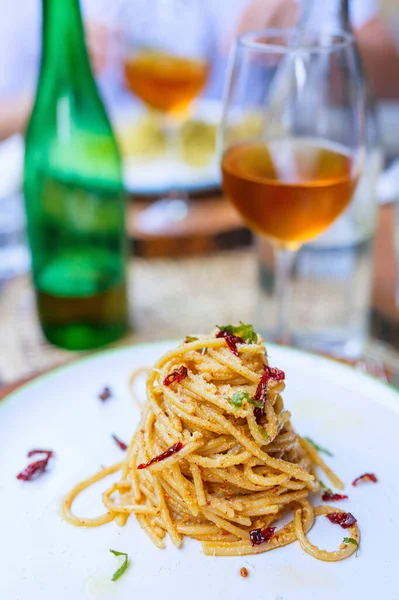 イタリアのファーム テーブルレストランでランチやディナーに提供されるおいしいスパゲティ — ストック写真
