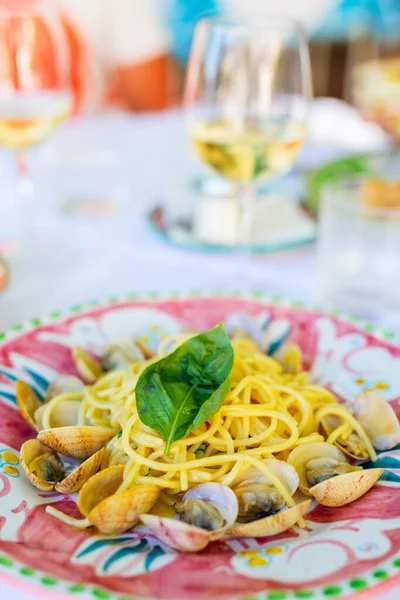 Deliciosos Amêijoas Espaguete Servido Com Vinho Branco Para Almoço Jantar — Fotografia de Stock