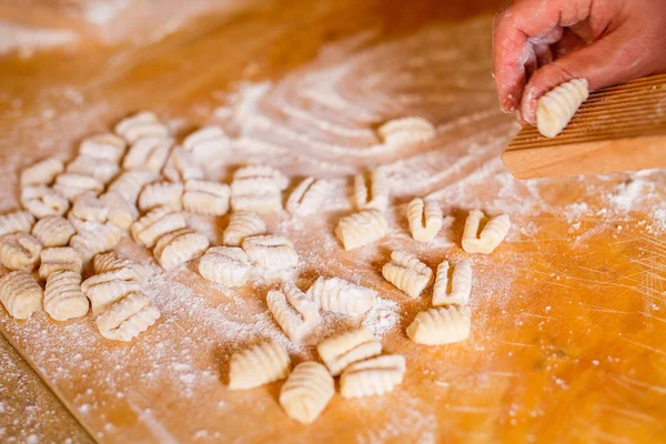 Nahaufnahme Der Herstellung Frischer Italienischer Kartoffelgnocchi — Stockfoto