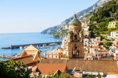 İtalya 'daki Amalfi kasabasının çarpıcı manzarası