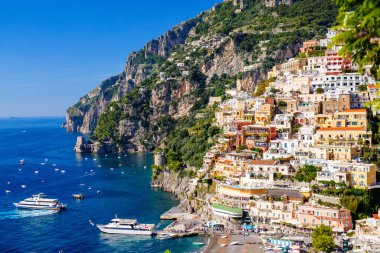 İtalya 'nın Amalfi kıyısındaki Positano şehri ve plajının çarpıcı manzarası.