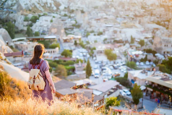 Jonge Vrouw Geniet Van Zonsondergang Uitzicht Goreme Stad Cappadocia — Stockfoto