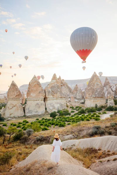 Back View Young Woman Admire Scenery Hot Air Balloons Flying — Stock fotografie