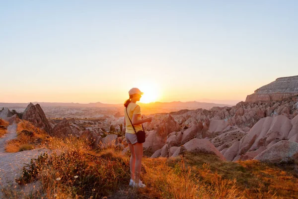 Teenage Girl Enjoying Stunning Sunset While Hiking Red Valley Cappadocia — Stockfoto