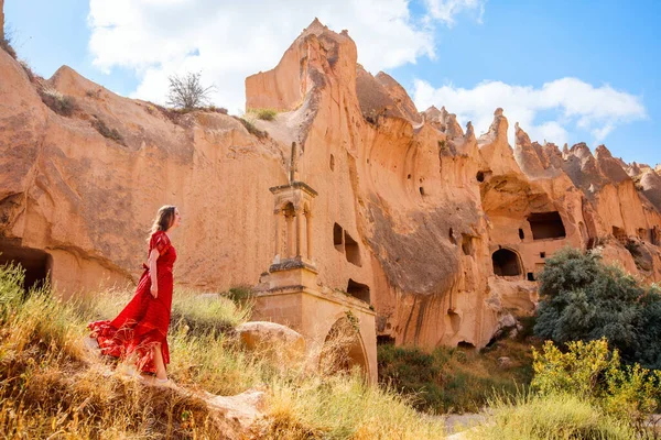 Młoda Kobieta Spacerująca Zelve Valley Cappadocia Turcja Między Formacjami Skalnymi — Zdjęcie stockowe